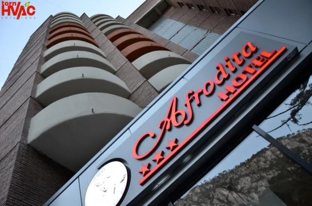 🔧 Astazi aruncam o privire in culisele celui mai recent proiect in lucru pe care il avem la Hotelul Afrodita, Herculane. 🏨

Pentru o climatizare de top, a fost instalat recent sistemul #MitsubishiElectric #VRF #IncalzireContinua, asociat cu elegantele unitati interioare tip #CasetaIn4Directii si sistemul de ventilatie cu recuperare de caldura #Lossnay.

Aceasta solutie avansata asigura controlul eficient din punct de vedere energetic, dar si silentios si exact al temperaturii in fiecare camera, imbunatatind confortul oaspetilor.

🌬️ Distribuire uniforma a aerului
💤 Functionare silentioasa
💡 Eficienta energetica imbunatatita
Unitatea exterioara a fost aleasa nu doar pentru fiabilitate si performanta, dar si pentru caracteristicile avansate, adaptate mediilor hoteliere extrem de solicitante:
🌡️ Gama larga de functionare – Capabil de performante stabile la temperaturi extreme, de la -20°C la +52°C in modul de racire
⚡ Eficienta energetica ridicata – Atinge performante excelente datorita tehnologiei optimizate de tip inverter, reducand consumul de energie
🔄 Incalzire si racire simultana, ideala pentru cladirile mari cu cerinte variate de confort in diferite zone din interior.
🔇 Functionare silentioasa – Un factor critic pentru mentinerea unei experiente linistite si relaxante a oaspetilor.

Asociat cu unitatile interioare tip #CasetaIn4Directii, sistemul asigura:
▪️ Distribuirea uniforma a aerului
▪️ Integrare discreta in tavan
▪️ Functionare silentioasa si eficienta in fiecare camera de oaspeti sau restaurant

#LossnayLGH este un sistem de ventilatie cu recuperare de caldura care imbunatateste calitatea aerului din interior, in timp ce recupereaza caldura/racirea din aerul evacuat.

Ramaneti aproape de noi pentru rezultatele finale – confortul va fi dus la un alt nivel la Hotelul Afrodita!

https://torn-climatizare.ro/produs/mitsubishi-electric-vrf-linia-y-next-stage-puhy-p450ynw-a/ 

https://torn-climatizare.ro/produs/mitsubishi-electric-unitate-interioara-vrf-city-multi-tip-caseta-in-4-directii-plfy-m40vem6-e/ 

https://torn-climatizare.ro/produs/recuperator-de-caldura-mitsubishi-lossnay-lgh-100rvx-e-1000-mc-h/