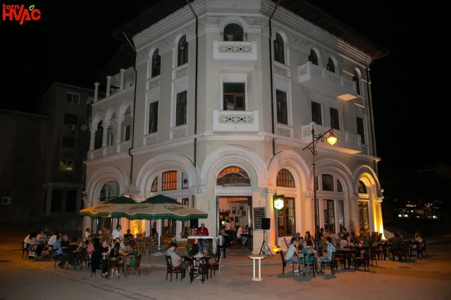 📍 O bijuterie arhitecturala in stil neoromanesc, echipata acum cu sisteme moderne de climatizare 🏡

Casa Damadian din Constanta – o adevarata piesa de arta a arhitecturii construita in rafinatul stil neoromanesc, care imbina patrimoniul cu confortul contemporan, a adus nivelul de confort la unul modern prin Torn Hvac Solutions! 

Unitatile interioare de tip #duct, sunt ideale pentru montajul ascuns in plafon. Asigura o distribuire uniforma a aerului, functionare silentioasa si se integreaza perfect in spatiile istorice fara a afecta estetica. Acestea se imbina armonios cu unitatile exterioare #MrSlim , pentru performanta stabila si eficienta energetica ridicata.
Sistem de tip split #MitsubishiElectric #KirigamineDeLuxe → Unitate murala cu design premium, silentioasa, cu control Wi-Fi integrat, perfect adaptata interioarelor elegante. Asigura climatizare zonala si control inteligent in mai multe incaperi.
📐 Aspecte esentiale ale integrarii:
•	Instalare discreta, fara impact vizual asupra elementelor de patrimoniu
•	Confort termic zonal si eficienta energetica sporita
•	Control inteligent 
Cu respect fata de istoria cladirii si expertiza tehnica solida, am adus confortul secolului XXI intr-o capodopera arhitecturala de peste 100 de ani.
Pentru proiecte HVAC unde precizia, eleganta si performanta conteaza, suntem partenerul tau de incredere.
https://torn-climatizare.ro/produs/aer-conditionat-mitsubishi-electric-duct-sez-m35da-puz-zm35vka-12000-btu/ 
https://torn-climatizare.ro/produs/aer-conditionat-mitsubishi-electric-multisplit-mxz-2f53vamsz-ef25vgkbmsz-ef35vgkb-1x9000-btu1x12000-btu-kirigamine-zen-negru/ 

#MitsubishiElectric #CasaDamadian #ArhitecturaNeoromaneasca #HVACConstanta #InstalatiiProfesionale #MSZEF #Multisplit #ClimatizarePremium #PatrimoniuSiTehnologie #TornHvacSolutions #StayCool #KeepWarm #Craiova #Bucuresti
Pentru o oferta personalizata, contactati unul dintre consultantii nostri:
Bucuresti: str. Maria Rosetti, nr. 6, Maria Rosetti Tower, et. 2
Craiova: bd. Carol I, nr. 73, Depozit si Showroom: str. Aeroportului, nr. 193A, Carcea
☎Telefon: 0371.097.016, 031.438.19.10, 021.555.49.29 (10 linii)
📅Program: luni-vineri, 9 a.m. – 18:00 p.m.